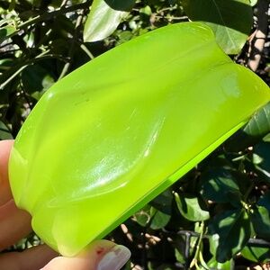 VINTAGE RETRO VASELINE NEON GLOWING GREEN LUCITE PLASTIC WIDE BANGLE BRACELET